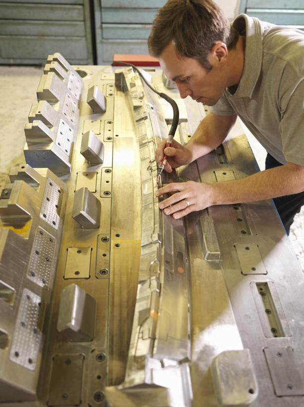 西方人,一个人,工厂,站,竖图,俯视,室内,白天,工作服,制服,机器,桌面,桌子,欧洲,欧洲人,仅一个男性,仅一个人,仅一个中年男性,撑,弯腰,握,木制,拿,拿着,注视,木制品,观察,看,站着,机械,握着,观看,察看,撑着,关注,弯身,工作制服,男人,男性,中年男性,白种人,站立,半身,彩图,高角度拍摄,工作套服,工地,制造厂