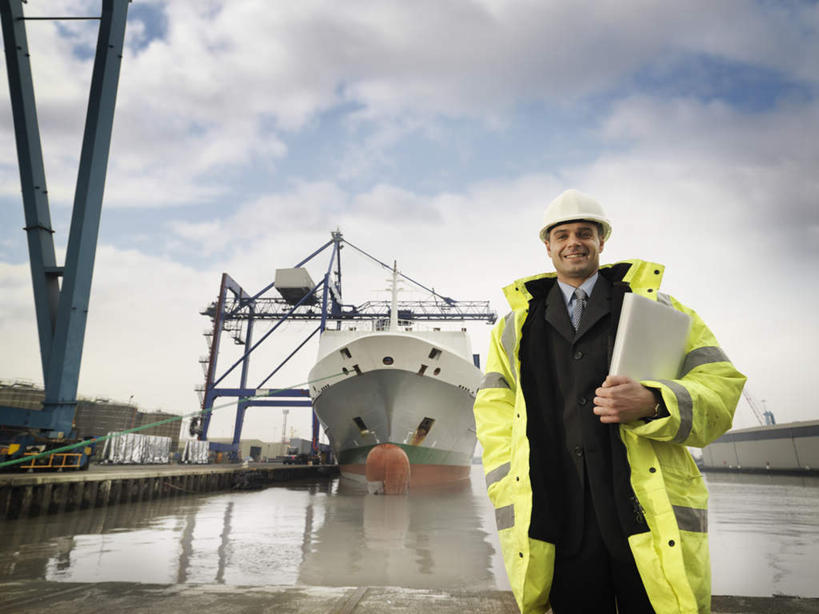 西方人,一个人,码头,站,抱,横图,室外,白天,仰视,工作服,制服,技术,海浪,海洋,港口,建筑,船,帽子,欧洲,欧洲人,仅一个男性,仅一个人,仅一个中年男性,握,阴影,光线,材料,档案,头盔,文件,影子,浪花,云,云朵,拿,云彩,拿着,注视,设备,施工,蓝色,白云,蓝天,天空,阳光,海水,安全帽,资料,交通工具,天,观察,看,站着,机械,起重机,握着,晴朗,抱着,观看,工程,察看,搂着,关注,载具,文档,货船,手插袋,单手插袋,海景,单手抄兜,单手放兜,一顶,工作制服,男人,男性,中年男性,白种人,大海,风浪,海,海水的波动,近岸浪,涌浪,晴空,插兜,搂,搂抱,手插兜,手放口袋,站立,半身,彩图,低角度拍摄,工作套服,摆渡口,埠头,渡口,渡头,港湾,海港,货运码头,口岸,商港,商船,安全服,反光背心,反光服,反光衣,手抄兜