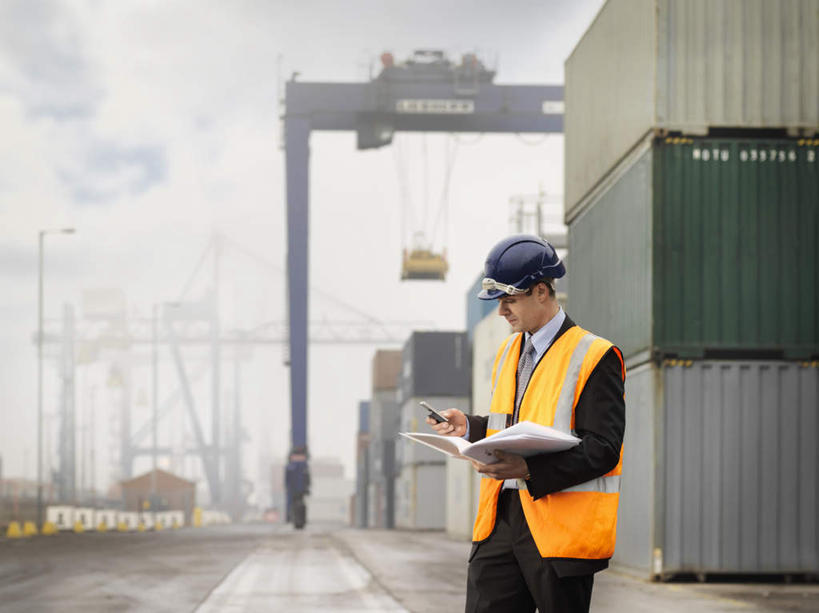 西方人,一个人,码头,站,横图,室外,白天,正面,工作服,制服,港口,帽子,欧洲,欧洲人,仅一个男性,仅一个人,仅一个中年男性,一排,许多,握,阴影,朦胧,模糊,整齐,光线,材料,档案,头盔,文件,影子,云,云朵,集装箱,很多,拿,云彩,拿着,注视,货柜,排列,蓝色,白云,蓝天,天空,阳光,安全帽,箱子,资料,天,低头,观察,看,站着,握着,运输,晴朗,观看,堆,察看,队列,关注,文档,物流,一顶,垂头,工作制服,男人,男性,中年男性,白种人,晴空,站立,半身,彩图,工作套服,摆渡口,埠头,渡口,渡头,港湾,海港,货运码头,口岸,商港,安全服,反光背心,反光服,反光衣