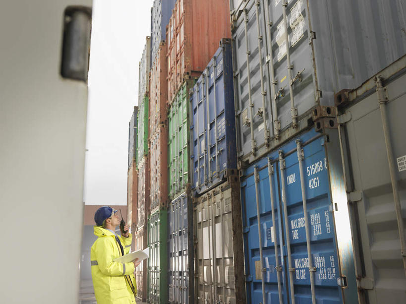 西方人,一个人,码头,站,横图,室外,白天,仰视,工作服,制服,港口,帽子,欧洲,欧洲人,仅一个男性,仅一个人,仅一个中年男性,一排,许多,握,阴影,朦胧,模糊,整齐,光线,材料,档案,头盔,文件,影子,云,云朵,集装箱,很多,拿,云彩,拿着,注视,货柜,排列,蓝色,白云,蓝天,天空,阳光,安全帽,箱子,资料,天,观察,看,站着,握着,运输,晴朗,观看,堆,察看,队列,关注,文档,物流,一顶,工作制服,男人,男性,中年男性,白种人,晴空,抬头,仰头,站立,半身,彩图,低角度拍摄,工作套服,摆渡口,埠头,渡口,渡头,港湾,海港,货运码头,口岸,商港,安全服,反光背心,反光服,反光衣