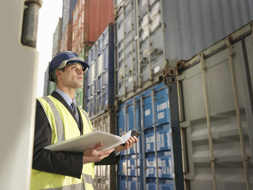 西方人,一个人,码头,站,横图,室外,白天,仰视,工作服,制服,港口,帽子,欧洲,欧洲人,仅一个男性,仅一个人,仅一个中年男性,一排,许多,握,阴影,朦胧,模糊,整齐,光线,材料,档案,头盔,文件,影子,云,云朵,集装箱,很多,拿,云彩,拿着,注视,货柜,排列,蓝色,白云,蓝天,天空,阳光,安全帽,箱子,资料,天,观察,看,站着,握着,运输,晴朗,观看,堆,察看,队列,关注,文档,物流,一顶,工作制服,男人,男性,中年男性,白种人,晴空,抬头,仰头,站立,半身,彩图,低角度拍摄,工作套服,摆渡口,埠头,渡口,渡头,港湾,海港,货运码头,口岸,商港,安全服,反光背心,反光服,反光衣