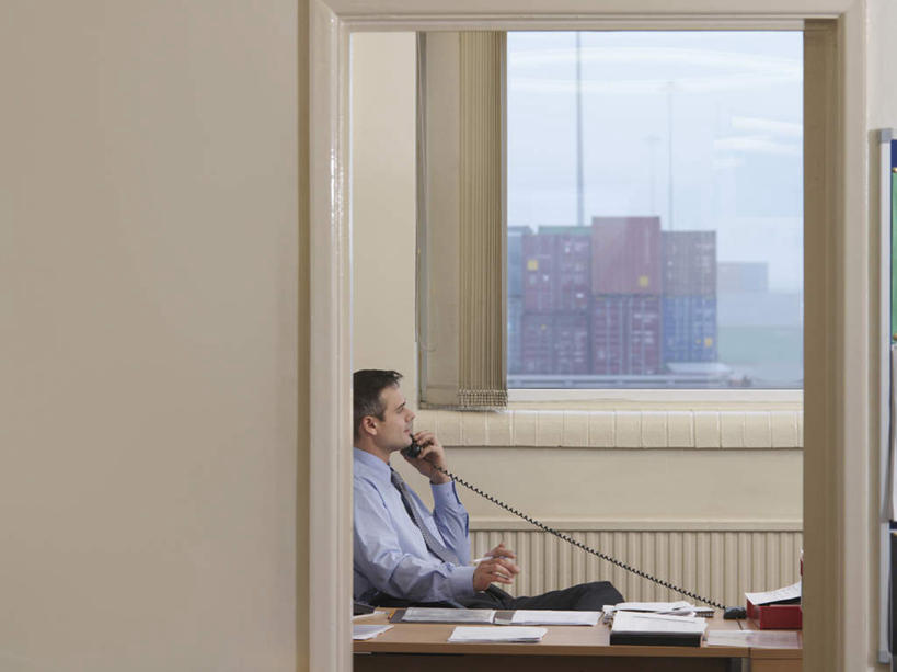 西方人,一个人,商务人士,商务男性,办公室,坐,打电话,横图,室内,白天,侧面,衬衫,窗户,家具,门,桌子,电话,椅子,欧洲,欧洲人,仅一个男性,仅一个人,仅一个中年男性,握,套装,材料,档案,文件,办公桌,墙,拿,拿着,注视,通讯设备,玻璃窗,墙壁,墙面,一个,话筒,会议椅,资料,门框,观察,看,电话线,搭,握着,单个,观看,办公椅,察看,固定电话,搭着,关注,文档,商务装,工薪阶层,办公家具,商务椅,培训椅,交流,男人,男性,中年男性,白种人,白领,上班族,电话机,沟通,通话,坐着,半身,彩图,衬衣