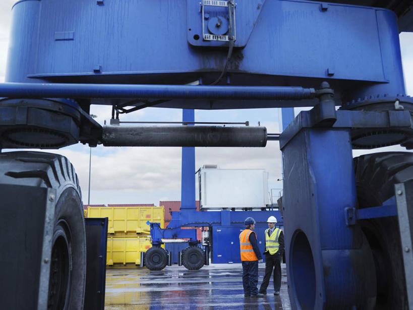 西方人,背部,两个人,伙伴,朋友,码头,站,说,横图,室外,白天,正面,工作服,制服,讨论,友谊,合作,团队,港口,卡车,帽子,欧洲,欧洲人,两顶,阴影,光线,头盔,影子,云,云朵,集装箱,云彩,注视,蓝色,白云,蓝天,天空,阳光,安全帽,天,观察,看,站着,战略,集装箱车,晴朗,观看,货车,察看,关注,货运车,联合,合谋,工作制服,交流,配合,协作,男人,男性,中年男性,白种人,晴空,载重汽车,沟通,讲话,交谈,商讨,说话,谈话,站立,彩图,全身,工作套服,摆渡口,埠头,渡口,渡头,港湾,海港,货运码头,口岸,商港,安全服,反光背心,反光服,反光衣