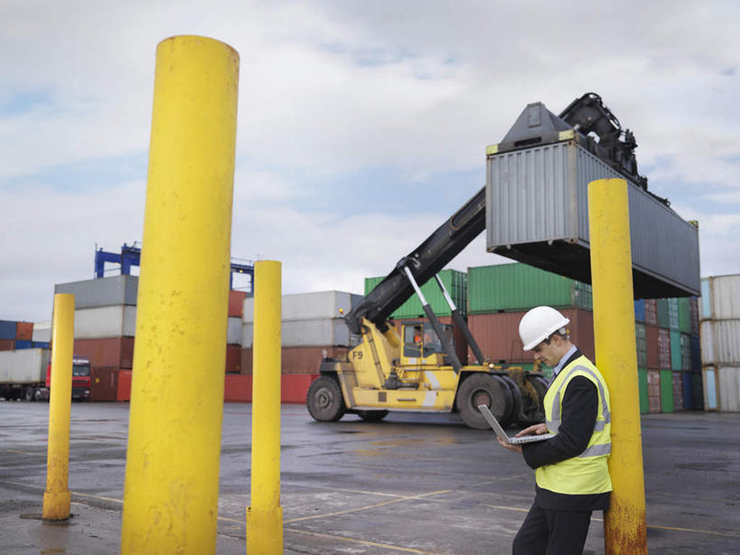 西方人,一个人,栏杆,码头,站,横图,室外,白天,侧面,工作服,制服,电脑,笔记本电脑,港口,卡车,帽子,欧洲,欧洲人,仅一个男性,仅一个人,仅一个中年男性,一堆,许多,敲打,握,阴影,堆叠,堆积,光线,网络,头盔,影子,云,云朵,围栏,集装箱,很多,拿,云彩,拿着,注视,输入,通讯设备,货柜,护栏,蓝色,白云,蓝天,天空,阳光,安全帽,箱子,天,打字,观察,看,靠,靠着,站着,握着,运输,集装箱车,晴朗,观看,堆,货车,点击,一台,敲击,察看,无线,关注,通信设备,无线网络,无线上网,便携式电脑,货运车,物流,一顶,工作制服,按键,手提电脑,男人,男性,中年男性,白种人,晴空,载重汽车,站立,半身,彩图,工作套服,摆渡口,埠头,渡口,渡头,港湾,海港,货运码头,口岸,商港,安全服,反光背心,反光服,反光衣