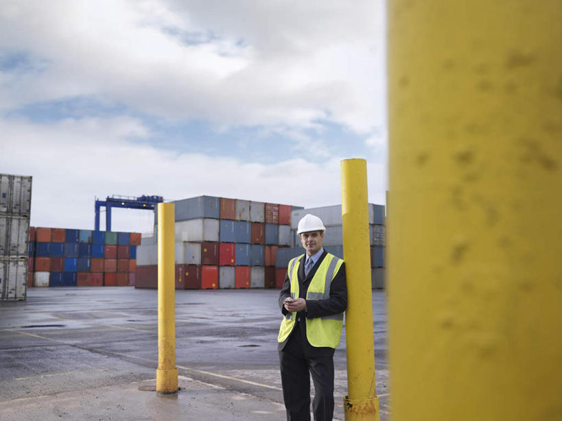 西方人,一个人,栏杆,码头,站,横图,室外,白天,正面,工作服,制服,港口,卡车,帽子,欧洲,欧洲人,仅一个男性,仅一个人,仅一个中年男性,一堆,许多,阴影,堆叠,堆积,光线,头盔,影子,云,云朵,围栏,集装箱,很多,云彩,注视,货柜,护栏,蓝色,白云,蓝天,天空,阳光,安全帽,箱子,天,观察,看,靠,靠着,站着,运输,集装箱车,晴朗,观看,堆,货车,察看,关注,货运车,物流,一顶,工作制服,男人,男性,中年男性,白种人,晴空,载重汽车,站立,半身,彩图,工作套服,摆渡口,埠头,渡口,渡头,港湾,海港,货运码头,口岸,商港,安全服,反光背心,反光服,反光衣