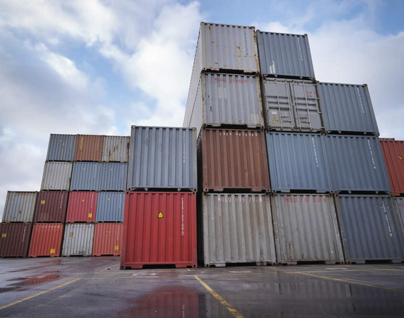 无人,码头,横图,室外,白天,仰视,度假,美景,城市风光,城市,港口,一排,许多,阴影,整齐,光线,影子,景观,云,云朵,集装箱,很多,云彩,娱乐,货柜,排列,蓝色,白云,蓝天,天空,阳光,箱子,天,享受,休闲,景色,放松,运输,晴朗,堆,队列,物流,晴空,彩图,低角度拍摄,摆渡口,埠头,渡口,渡头,港湾,海港,货运码头,口岸,商港