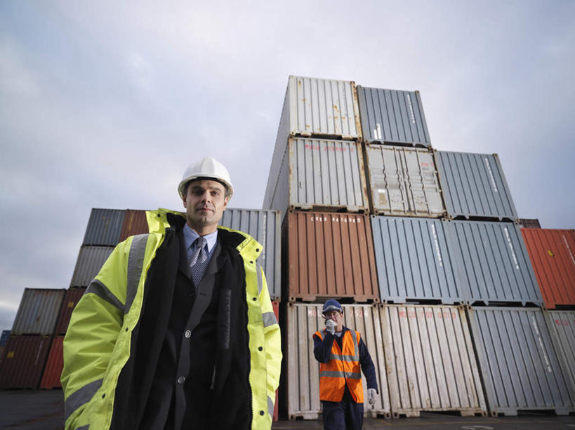 西方人,两个人,伙伴,朋友,码头,站,横图,室外,白天,仰视,工作服,制服,友谊,合作,团队,港口,帽子,欧洲,欧洲人,两顶,一排,许多,阴影,整齐,光线,头盔,影子,云,云朵,集装箱,很多,云彩,注视,货柜,排列,蓝色,白云,蓝天,天空,阳光,安全帽,箱子,天,低头,观察,看,站着,战略,运输,晴朗,观看,堆,察看,双手插袋,队列,关注,手插袋,物流,双手抄兜,双手放兜,联合,合谋,垂头,工作制服,配合,协作,男人,男性,中年男性,白种人,晴空,插兜,两手抄兜,两手放兜,手插兜,手放口袋,站立,半身,彩图,低角度拍摄,工作套服,摆渡口,埠头,渡口,渡头,港湾,海港,货运码头,口岸,商港,安全服,反光背心,反光服,反光衣,手抄兜