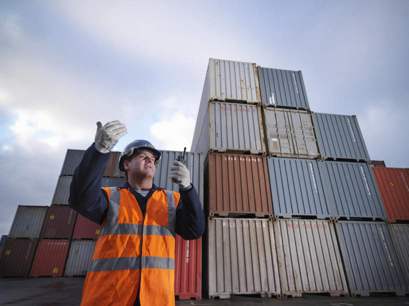 西方人,一个人,码头,站,说,横图,室外,白天,仰视,工作服,制服,通讯,安全,港口,帽子,欧洲,欧洲人,仅一个男性,仅一个人,仅一个中年男性,一排,许多,握,阴影,整齐,光线,头盔,影子,云,云朵,防护,集装箱,很多,拿,移动,云彩,拿着,注视,通讯设备,货柜,排列,一个,蓝色,白云,蓝天,天空,阳光,安全帽,手套,箱子,天,观察,看,站着,握着,运输,通信,晴朗,单个,观看,堆,保护,对讲机,察看,队列,关注,保险,物流,保全,周全,安稳,安定,一顶,防护手套,工作制服,交流,平安,男人,男性,中年男性,白种人,晴空,沟通,讲话,交谈,说话,抬头,谈话,通话,仰头,站立,半身,彩图,低角度拍摄,工作套服,摆渡口,埠头,渡口,渡头,港湾,海港,货运码头,口岸,商港,安全服,反光背心,反光服,反光衣