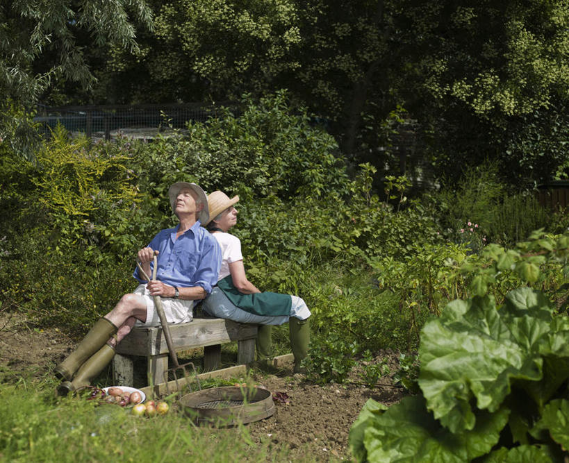 西方人,中年人,两个人,家庭,夫妻,农田,坐,横图,室外,白天,正面,爱情,安全,庄稼,农作物,草地,草坪,植物,帽子,鞋子,欧洲,欧洲人,两顶,一把,握,阴影,服装,光线,草帽,铲子,影子,雨鞋,雨靴,浪漫,二郎腿,拿,拿着,依靠,注视,休闲装,靴子,草,树,树木,衣服,绿色,阳光,自然,观察,看,倚靠,背靠背,休闲,温暖,温馨,一家人,休闲服,恩爱,背对背,握着,恋人,服饰,生长,成长,观看,和睦,察看,关注,胶鞋,信任,男人,男性,女人,女性,中年男性,中年女性,白种人,夫妇,情侣,坐着,彩图,全身,耕地,庄稼田,伴侣,融洽