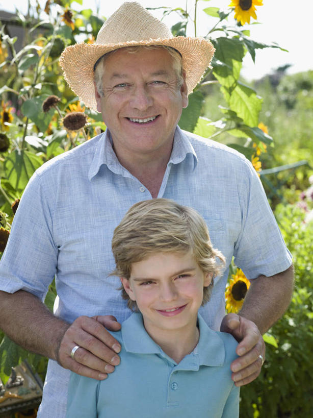 西方人,儿童,中年人,两个人,家庭,父亲,儿子,农田,站,竖图,室外,白天,正面,爱情,幸福,纯洁,庄稼,农作物,草地,草坪,太阳,植物,向日葵,帽子,欧洲,欧洲人,阴影,服装,盛开,光线,草帽,影子,花蕾,注视,休闲装,草,花,花瓣,花朵,鲜花,树,树木,小孩,衣服,绿色,阳光,自然,花苞,花蕊,观察,看,靠,靠着,站着,休闲,温暖,温馨,父子,一家人,休闲服,父爱,可爱,童年,童趣,搭,服饰,生长,成长,观看,和睦,察看,搭着,关注,光辉,童真,烂漫,无邪,沉默,忠诚,勇敢,一顶,投缘,爱慕,高傲,天真,朝阳花,葵花,望日莲,向阳花,转日莲,男孩,男人,男性,中年男性,白种人,孩子,站立,半身,彩图,耕地,庄稼田,融洽,男生