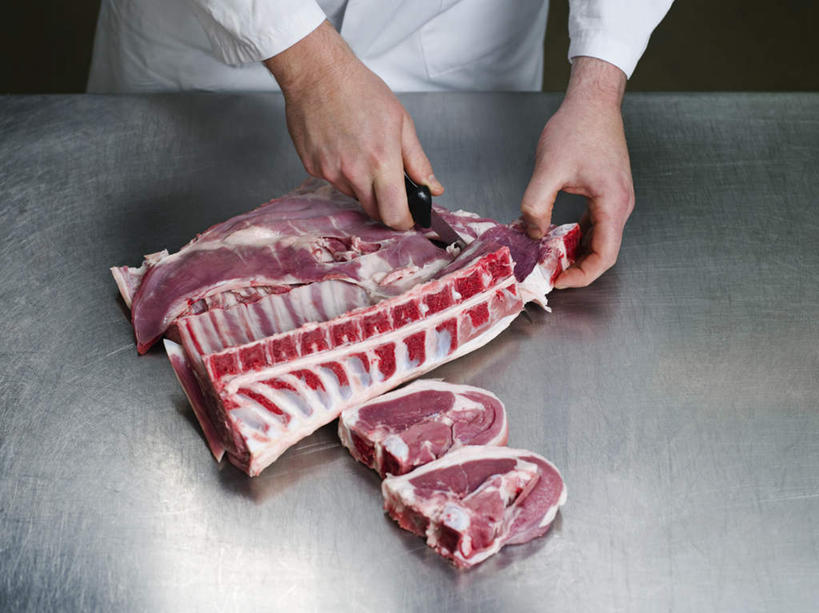 西方人,手,一个人,厨师,站,横图,俯视,室内,特写,白天,工作服,制服,桌面,桌子,金属制品,欧洲,欧洲人,双手,仅一个男性,仅一个人,仅一个中年男性,一把,握,金属,木制,工具,肉,刀具,拿,拿着,猪肉,肉类,白色,木制品,刀,站着,手部,握着,菜刀,肉食,豚肉,切菜刀,工作制服,男人,男性,中年男性,白种人,厨师长,厨子,大厨,主厨,站立,半身,彩图,高角度拍摄,工作套服