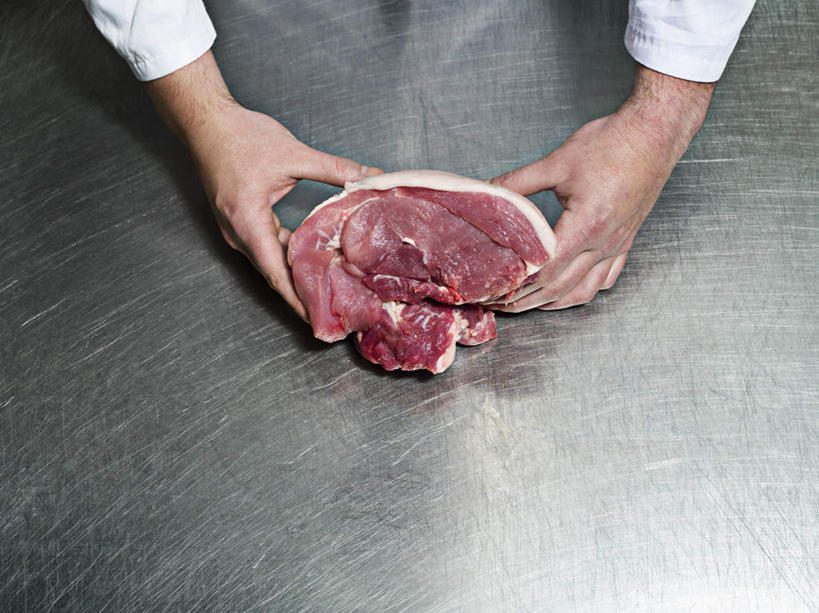 西方人,手,一个人,厨师,站,横图,俯视,室内,特写,白天,工作服,制服,桌面,桌子,欧洲,欧洲人,双手,仅一个男性,仅一个人,仅一个中年男性,一块,握,木制,肉,拿,拿着,猪肉,肉类,白色,木制品,站着,手部,握着,肉食,豚肉,工作制服,男人,男性,中年男性,白种人,厨师长,厨子,大厨,主厨,站立,半身,彩图,高角度拍摄,工作套服