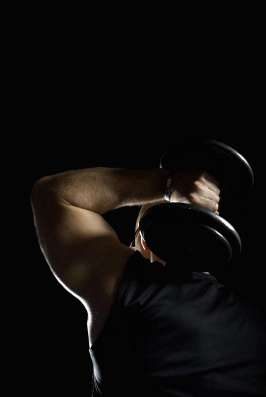 西方人,脸,头,脸颊,手,一个人,站,举,竖图,室内,特写,白天,运动服,哑铃,欧洲,欧洲人,仅一个男性,仅一个人,仅一个中年男性,握,黑色背景,服装,拿,拿着,运动器械,一个,背面,衣服,托,站着,手部,健身器械,握着,摄影,服饰,影棚,单个,单手,衣着,穿着,健身器材,衣饰,男人,男性,中年男性,白种人,头部,脸部,脸蛋,面部,举起,举手,举着,向上举,向上伸,向上托,站立,半身,彩图,影棚拍摄,拍摄,运动器材,运动装