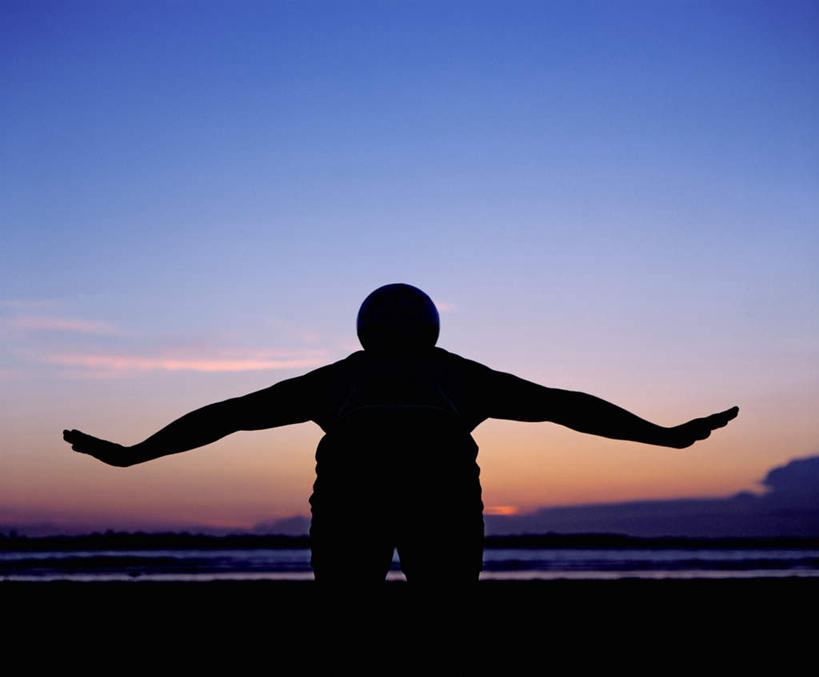 西方人,一个人,站,伸展双臂,横图,室外,白天,正面,纯洁,海浪,海洋,日落,欧洲,欧洲人,仅一个男性,仅一个人,仅一个中年男性,弯腰,阴影,服装,光线,影子,浪花,水平线,晚霞,霞光,落日,辽阔,海平线,背光,休闲装,衣服,阳光,海水,黄昏,站着,休闲,广阔,休闲服,彩霞,可爱,童年,童趣,服饰,一望无际,逆光,海景,童真,烂漫,无邪,弯身,无边无际,一马平川,夕照,天真,男人,男性,中年男性,白种人,大海,风浪,海,海水的波动,近岸浪,涌浪,夕阳,敞开双臂,伸开双臂,展开双肩,站立,张开手臂,张开双臂,半身,彩图,水天相接,水天一线,斜阳