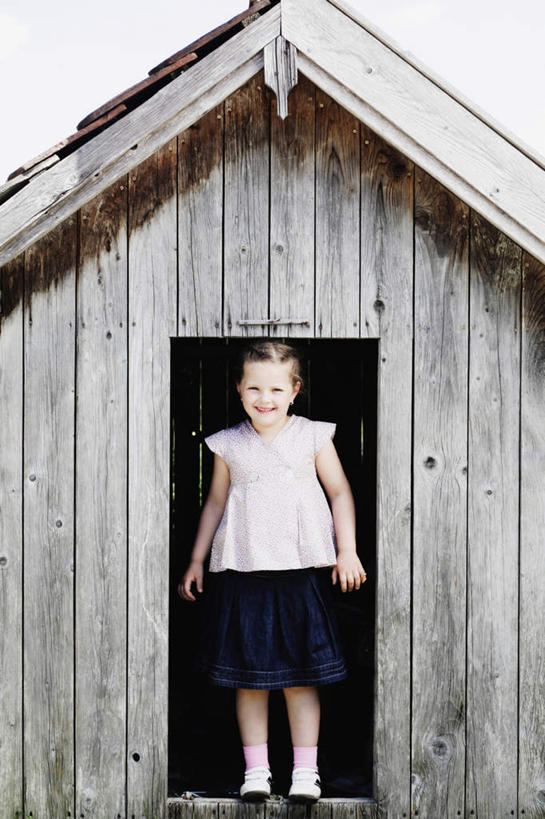 西方人,儿童,一个人,家,站,笑,微笑,露齿笑,竖图,室外,白天,正面,纯洁,门,欧洲,欧洲人,仅一个女性,仅一个人,阴影,服装,光线,木制,影子,房屋,屋子,云,云朵,云彩,注视,休闲装,楼房,住宅,小孩,衣服,蓝色,白云,蓝天,天空,阳光,木制品,门框,天,观察,看,站着,仅一个小孩,休闲,休闲服,可爱,童年,童趣,服饰,晴朗,观看,察看,关注,童真,烂漫,无邪,天真,女孩,女人,女性,白种人,孩子,晴空,站立,彩图,全身,房子,女生