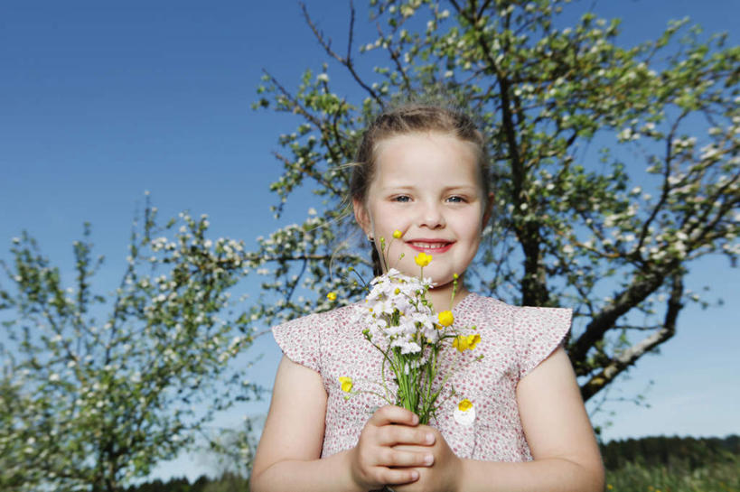 西方人,儿童,一个人,站,横图,室外,白天,正面,纯洁,草地,草坪,植物,欧洲,欧洲人,仅一个女性,仅一个人,握,阴影,服装,盛开,光线,影子,拿,花蕾,拿着,注视,休闲装,草,花,花瓣,花朵,鲜花,树,树木,小孩,衣服,蓝色,绿色,蓝天,天空,阳光,自然,天,花苞,花蕊,观察,看,站着,仅一个小孩,休闲,休闲服,可爱,童年,童趣,握着,服饰,生长,晴朗,成长,观看,察看,关注,童真,烂漫,无邪,万里无云,天真,女孩,女人,女性,白种人,孩子,晴空,晴空万里,站立,半身,彩图,女生