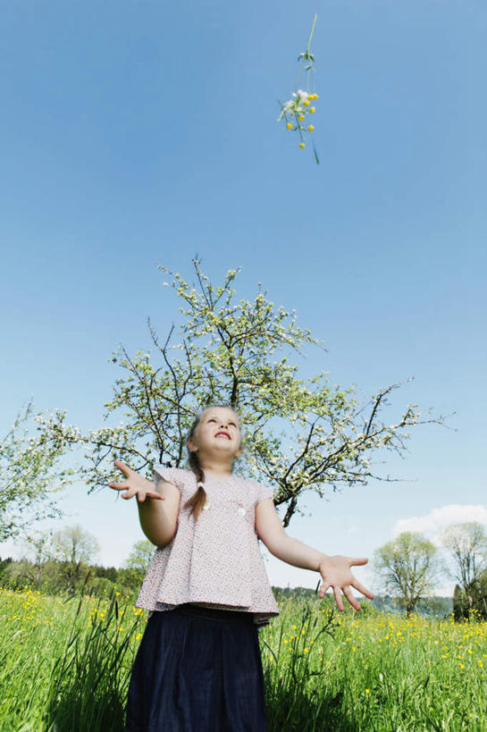 西方人,儿童,一个人,站,伸展双臂,竖图,室外,白天,仰视,纯洁,草地,草坪,植物,欧洲,欧洲人,仅一个女性,仅一个人,阴影,服装,盛开,光线,影子,花蕾,注视,休闲装,草,花,花瓣,花朵,鲜花,树,树木,小孩,衣服,蓝色,绿色,蓝天,天空,阳光,自然,天,花苞,花蕊,观察,看,站着,仅一个小孩,休闲,休闲服,可爱,童年,童趣,服饰,生长,晴朗,成长,观看,察看,关注,下降,降落,童真,烂漫,无邪,万里无云,降低,下跌,下落,天真,女孩,女人,女性,白种人,孩子,晴空,晴空万里,敞开双臂,伸开双臂,抬头,仰头,展开双肩,站立,张开手臂,张开双臂,半身,彩图,低角度拍摄,女生