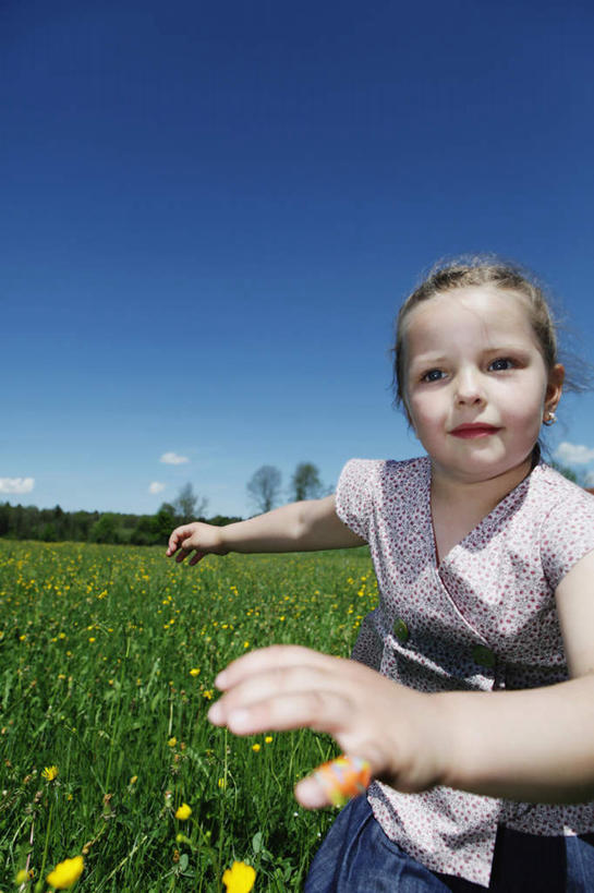 西方人,儿童,一个人,走,摸,竖图,室外,白天,正面,纯洁,草地,草坪,植物,欧洲,欧洲人,仅一个女性,仅一个人,抚摸,阴影,服装,盛开,光线,影子,花蕾,注视,休闲装,草,花,花瓣,花朵,鲜花,小孩,衣服,黄色,蓝色,绿色,蓝天,天空,阳光,天,花苞,花蕊,观察,看,仅一个小孩,休闲,休闲服,可爱,童年,童趣,服饰,晴朗,观看,察看,关注,童真,烂漫,无邪,万里无云,天真,女孩,女人,女性,白种人,孩子,晴空,晴空万里,步行,触摸,接触,散步,走路,半身,彩图,女生