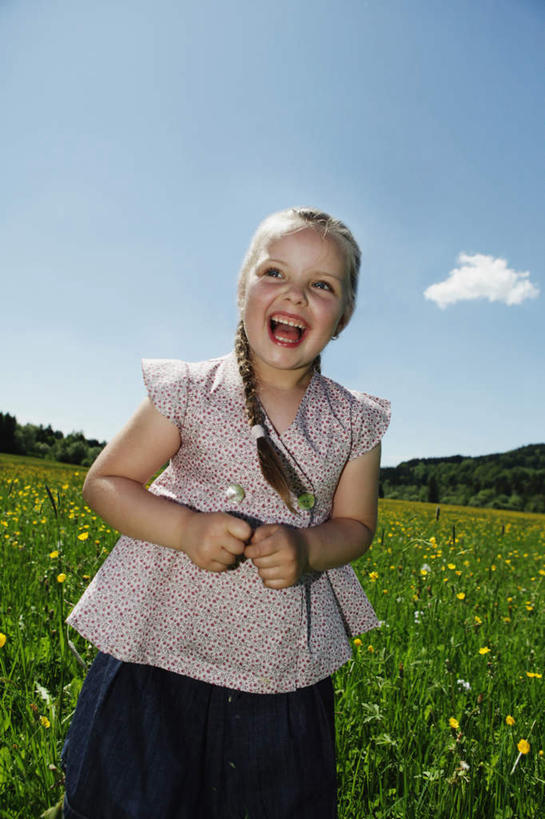 西方人,儿童,拳,一个人,站,笑,微笑,露齿笑,竖图,室外,白天,正面,纯洁,草地,草坪,植物,欧洲,欧洲人,仅一个女性,仅一个人,握,阴影,服装,光线,影子,云,云朵,云彩,注视,休闲装,草,树,树木,小孩,衣服,蓝色,绿色,白云,蓝天,天空,阳光,自然,天,观察,看,站着,仅一个小孩,休闲,休闲服,可爱,童年,童趣,握着,服饰,生长,晴朗,成长,观看,察看,关注,童真,烂漫,无邪,天真,女孩,女人,女性,白种人,孩子,拳头,晴空,站立,半身,彩图,女生