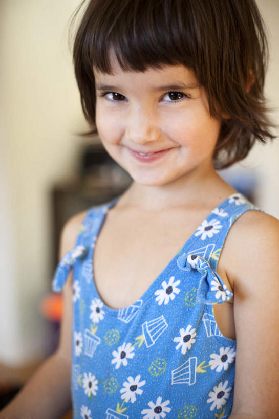 西方人,儿童,脸,头,脸颊,头发,一个人,站,笑,微笑,竖图,室内,特写,白天,正面,纯洁,欧洲,欧洲人,仅一个女性,仅一个人,服装,朦胧,模糊,墙,棕色,注视,休闲装,肩膀,墙壁,墙面,小孩,衣服,蓝色,观察,看,站着,仅一个小孩,休闲,休闲服,可爱,童年,童趣,服饰,观看,察看,关注,童真,烂漫,无邪,天真,女孩,女人,女性,白种人,孩子,头部,直发,脸部,脸蛋,面部,站立,半身,彩图,短发,女生