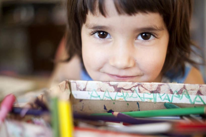 西方人,儿童,脸,头,脸颊,头发,一个人,站,笑,微笑,横图,室内,特写,白天,正面,纯洁,桌面,桌子,欧洲,欧洲人,仅一个女性,仅一个人,服装,朦胧,模糊,木制,笔,墙,棕色,办公用品,注视,休闲装,肩膀,墙壁,墙面,文具,小孩,衣服,蓝色,木制品,铅笔,学习用品,观察,看,站着,仅一个小孩,休闲,休闲服,可爱,童年,童趣,服饰,观看,文具用品,察看,关注,童真,烂漫,无邪,天真,女孩,女人,女性,白种人,孩子,头部,直发,脸部,脸蛋,面部,站立,半身,彩图,短发,女生