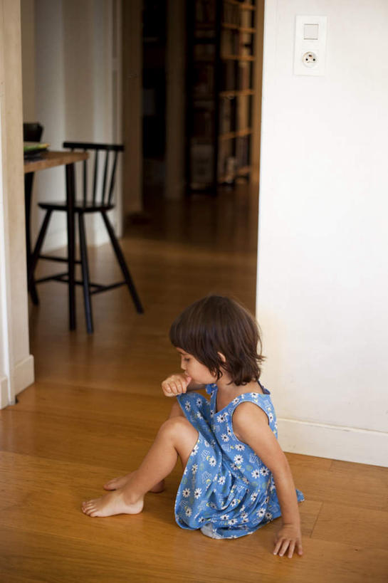 西方人,儿童,一个人,坐,竖图,室内,白天,侧面,纯洁,地板,门,桌面,桌子,椅子,欧洲,欧洲人,仅一个女性,仅一个人,撑,服装,木制,墙,地面,注视,休闲装,光脚,木地板,墙壁,墙面,小孩,衣服,蓝色,木制品,门框,观察,看,仅一个小孩,休闲,赤脚,休闲服,可爱,童年,童趣,搭,抬脚,服饰,观看,察看,撑着,搭着,关注,童真,烂漫,无邪,天真,女孩,女人,女性,白种人,孩子,坐着,彩图,全身,女生