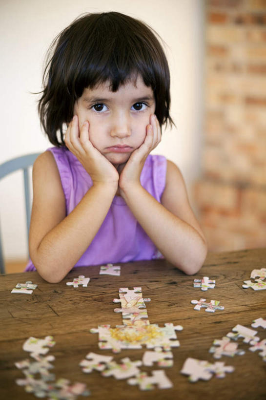 西方人,儿童,一个人,坐,竖图,室内,白天,正面,游戏,纯洁,成功,合作,团队,集体,信心,桌面,桌子,拼图,椅子,欧洲,欧洲人,仅一个女性,仅一个人,许多,撑,连接,组合,服装,朦胧,模糊,木制,墙,很多,玩,托腮,注视,休闲装,娱乐,队伍,墙壁,墙面,小孩,衣服,紫色,木制品,观察,看,托,仅一个小孩,休闲,休闲服,可爱,童年,童趣,服饰,观看,活动,链接,察看,撑着,成就,发泄,关注,消遣,智力,拼接,托下巴,拼凑,智力游戏,合伙,童真,烂漫,无邪,宣泄,拼合,凑集,聚合,撮合,链结,趣味,策略,天真,女孩,女人,女性,白种人,孩子,玩耍,嬉戏,坐着,半身,彩图,女生