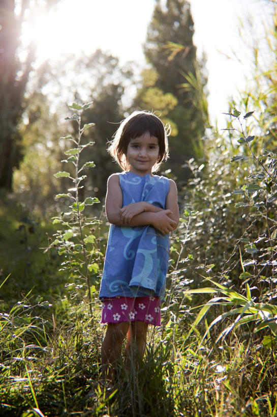 西方人,儿童,一个人,站,双手交叉,竖图,室外,白天,正面,纯洁,植物,欧洲,欧洲人,仅一个女性,仅一个人,阴影,服装,朦胧,模糊,光线,影子,云,云朵,云彩,注视,休闲装,树,树木,小孩,衣服,蓝色,绿色,白云,蓝天,天空,阳光,自然,天,观察,看,站着,仅一个小孩,休闲,休闲服,可爱,童年,童趣,服饰,生长,晴朗,成长,观看,察看,双手抱胸,关注,童真,烂漫,无邪,天真,女孩,女人,女性,白种人,孩子,晴空,站立,彩图,全身,女生