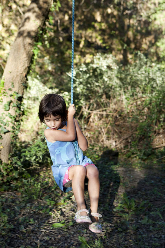 西方人,儿童,一个人,坐,举,竖图,室外,白天,正面,游戏,纯洁,草地,草坪,植物,欧洲,欧洲人,仅一个女性,仅一个人,握,摇摆,阴影,服装,朦胧,模糊,光线,影子,拿,玩,拿着,扭头,休闲装,娱乐,草,树,树木,一个,小孩,衣服,绿色,阳光,自然,秋千,荡秋千,托,转头,仅一个小孩,休闲,休闲服,可爱,童年,童趣,握着,服饰,生长,单个,成长,活动,摇晃,童真,烂漫,无邪,天真,女孩,女人,女性,白种人,孩子,举起,举手,举着,玩耍,嬉戏,向上举,向上伸,向上托,坐着,半身,彩图,女生