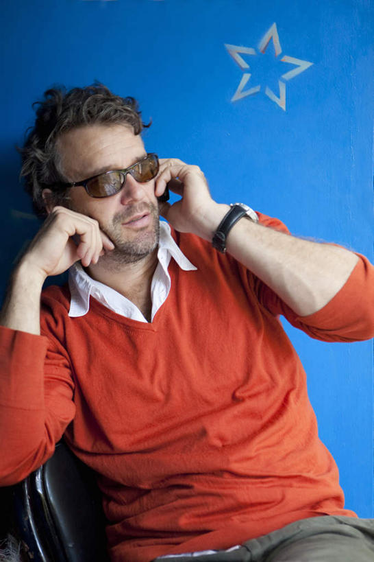 西方人,一个人,坐,打电话,竖图,室内,白天,正面,电话,手机,椅子,欧洲,欧洲人,仅一个男性,仅一个人,仅一个中年男性,一副,一条,撑,握,服装,时间,墨镜,时钟,手表,眼镜,墙,星星,拿,计时,拿着,注视,休闲装,通讯设备,墙壁,墙面,一个,衣服,太阳镜,太阳眼镜,钟表,观察,看,休闲,星形,休闲服,橙色,表,遮阳镜,握着,服饰,单个,观看,腕表,察看,撑着,关注,五角形,交流,男人,男性,中年男性,白种人,钟,五角星,沟通,通话,坐着,半身,彩图