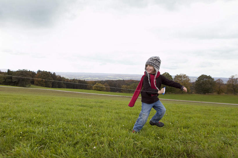 西方人,儿童,一个人,站,横图,室外,白天,正面,纯洁,草地,草坪,植物,帽子,欧洲,欧洲人,仅一个男性,仅一个人,一条,阴影,服装,装饰,光线,影子,云,云朵,云彩,扭头,注视,休闲装,草,树,树木,小孩,衣服,红色,蓝色,绿色,黑色,白云,蓝天,天空,阳光,自然,围巾,天,观察,看,站着,转头,仅一个小孩,休闲,温暖,休闲服,可爱,童年,童趣,服饰,生长,晴朗,成长,围脖,观看,保暖,华丽,点缀,察看,御寒,关注,童真,烂漫,无邪,衬托,美观,雅致,雅观,一顶,编织帽,天真,男孩,男人,男性,白种人,孩子,晴空,站立,彩图,全身,男生