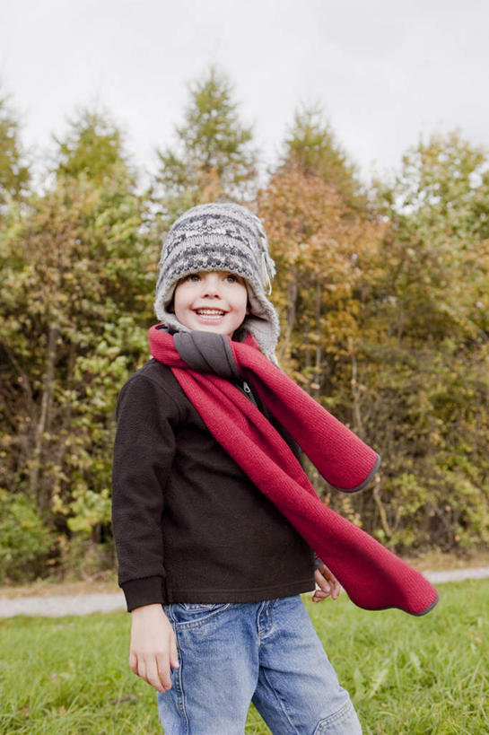 西方人,儿童,一个人,站,笑,微笑,露齿笑,竖图,室外,白天,正面,纯洁,草地,草坪,植物,帽子,欧洲,欧洲人,仅一个男性,仅一个人,一条,阴影,服装,装饰,光线,影子,云,云朵,云彩,扭头,注视,休闲装,草,树,树木,小孩,衣服,红色,蓝色,绿色,黑色,白云,蓝天,天空,阳光,自然,围巾,天,观察,看,站着,转头,仅一个小孩,休闲,温暖,休闲服,可爱,童年,童趣,服饰,生长,晴朗,成长,围脖,观看,保暖,华丽,点缀,察看,御寒,关注,童真,烂漫,无邪,衬托,美观,雅致,雅观,一顶,编织帽,天真,男孩,男人,男性,白种人,孩子,晴空,站立,半身,彩图,男生