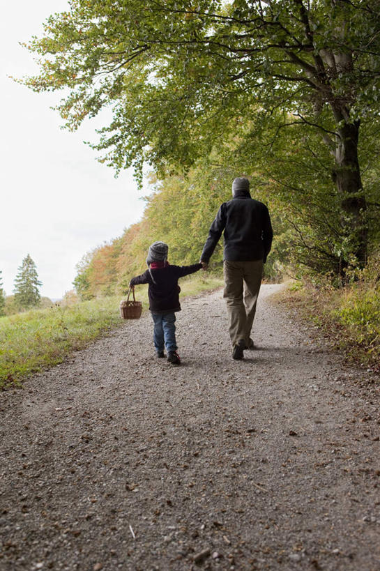 西方人,儿童,中年人,两个人,家庭,父亲,儿子,走,握手,竖图,室外,白天,纯洁,草地,草坪,植物,道路,路,帽子,欧洲,欧洲人,握,阴影,服装,光线,影子,云,云朵,小路,交通,拿,云彩,拿着,休闲装,草,树,树木,小孩,背面,衣服,蓝色,绿色,白云,蓝天,天空,阳光,自然,天,休闲,温暖,温馨,父子,一家人,休闲服,父爱,可爱,童年,童趣,握着,服饰,生长,晴朗,成长,和睦,童真,烂漫,无邪,编织帽,天真,男孩,男人,男性,中年男性,白种人,孩子,晴空,步行,搀手,拉手,散步,手搀手,手拉手,手牵手,手握手,走路,彩图,全身,融洽,男生