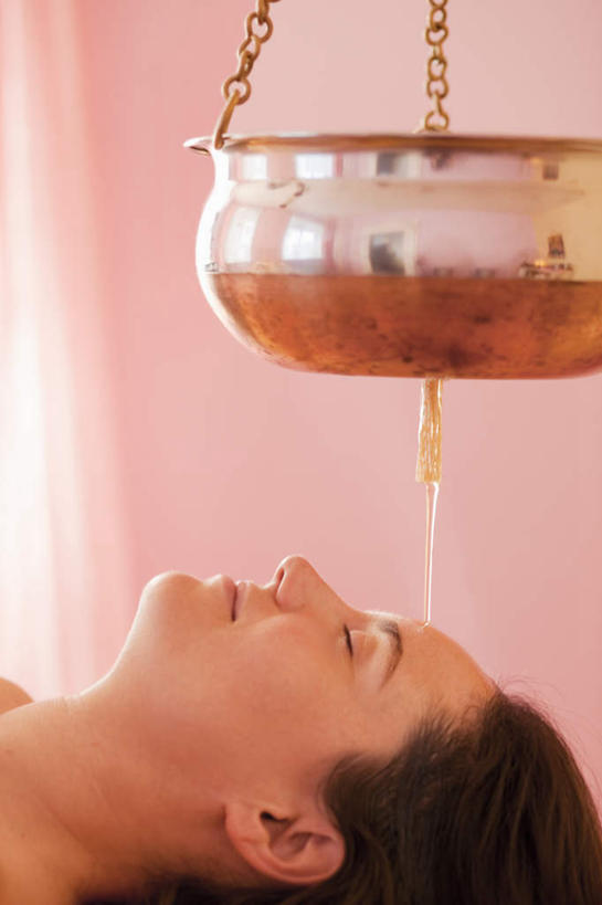 西方人,一个人,躺,闭眼,竖图,室内,白天,侧面,按摩,美容,水,床,欧洲,欧洲人,仅一个女性,仅一个人,护肤,飞溅,溅,液体,墙,水滴,床单,被子,裸露,墙壁,墙面,水珠,仅一个中年女性,保养,享受,休闲,放松,SPA水疗,保健,温泉浴场,被单,喷洒,裸,养颜,按摩床,卧着,女人,女性,中年女性,白种人,矿泉疗养地,闭眼睛,闭着眼,闭着眼睛,躺着,卧,半身,彩图,水疗,搓背床,理疗床,美容床,指压床