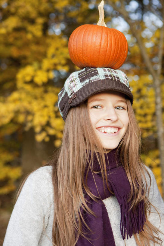 西方人,儿童,一个人,站,笑,微笑,露齿笑,竖图,室外,白天,正面,毛衣,纯洁,南瓜,蔬菜,帽子,叶子,欧洲,欧洲人,仅一个女性,仅一个人,新鲜,装饰,金瓜,食品,枫叶,枯叶,落叶,顶,注视,运动帽,番瓜,食物,小孩,黄色,红色,围巾,观察,看,站着,仅一个小孩,温暖,鸭舌帽,可爱,童年,童趣,有机食品,绿色食品,围脖,观看,枫树叶,保暖,华丽,麦瓜,倭瓜,点缀,察看,御寒,关注,线衫,童真,烂漫,无邪,衬托,美观,雅致,雅观,天真,女孩,女人,女性,白种人,孩子,叶,叶片,站立,半身,彩图,绒衣,套衫,套头毛衣,线衣,女生