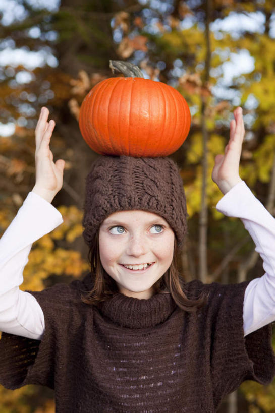 西方人,儿童,一个人,站,竖图,室外,白天,正面,毛衣,纯洁,南瓜,蔬菜,帽子,叶子,欧洲,欧洲人,仅一个女性,仅一个人,握,新鲜,金瓜,食品,枫叶,枯叶,落叶,拿,拿着,顶,注视,番瓜,食物,小孩,黄色,红色,观察,看,站着,仅一个小孩,可爱,童年,童趣,握着,有机食品,绿色食品,观看,枫树叶,麦瓜,倭瓜,察看,关注,线衫,童真,烂漫,无邪,棉帽,天真,女孩,女人,女性,白种人,孩子,叶,叶片,站立,半身,彩图,绒衣,套衫,套头毛衣,线衣,女生