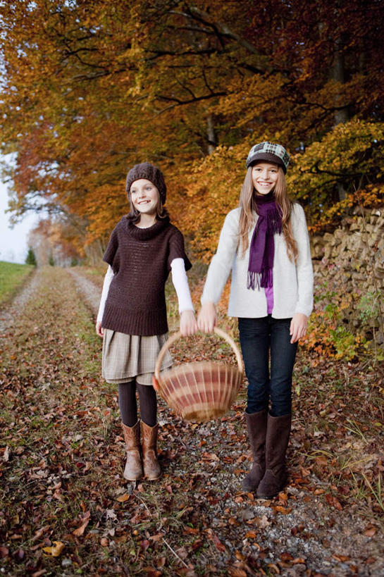 西方人,儿童,两个人,伙伴,朋友,站,笑,交叉,微笑,竖图,室外,白天,正面,毛衣,友谊,纯洁,竹子,帽子,叶子,欧洲,欧洲人,握,竹制,装饰,编织,篮子,枫叶,枯叶,落叶,拿,拎,拿着,注视,小孩,黄色,红色,围巾,竹篮,观察,看,站着,温暖,可爱,童年,童趣,握着,围脖,观看,枫树叶,竹条,保暖,华丽,交织,点缀,察看,竹制品,御寒,关注,线衫,童真,烂漫,无邪,衬托,美观,雅致,雅观,棉帽,穿插,天真,友情,女孩,女人,女性,白种人,叶,叶片,站立,彩图,全身,绒衣,套衫,套头毛衣,线衣,女生,拎着