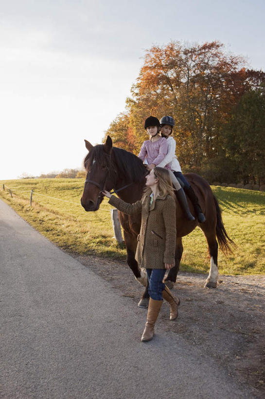 西方人,儿童,中年人,三个人,家庭,母亲,女儿,站,坐,竖图,室外,白天,正面,纯洁,植物,道路,路,公路,马,野生动物,帽子,欧洲,欧洲人,牵,握,服装,头盔,云,云朵,交通,拿,云彩,拿着,注视,休闲装,一匹,树,树木,小孩,衣服,蓝色,绿色,白云,蓝天,天空,自然,动物,安全帽,天,观察,看,站着,休闲,温暖,温馨,母女,一家人,休闲服,可爱,母爱,童年,童趣,握着,运输,服饰,牲畜,生长,晴朗,成长,观看,牵着,和睦,察看,关注,童真,烂漫,无邪,天真,女孩,女人,女性,中年女性,白种人,孩子,晴空,马路,站立,坐着,彩图,全身,融洽,女生