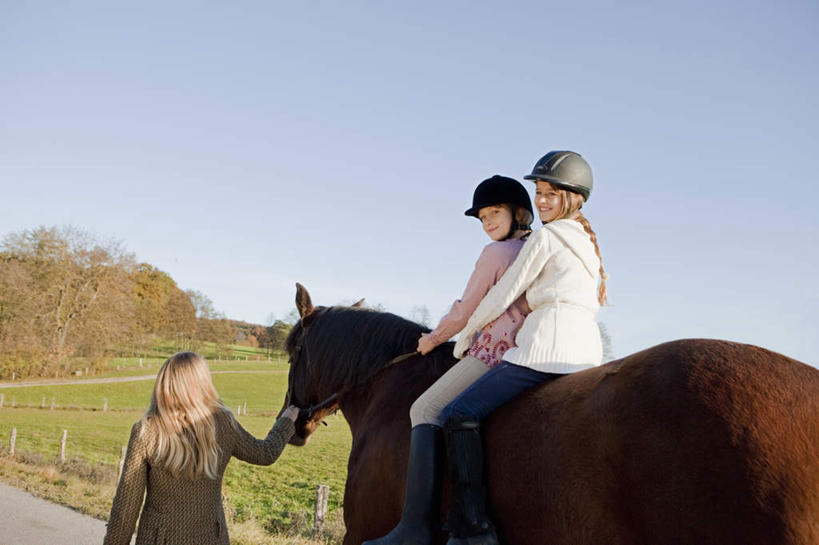 西方人,儿童,中年人,三个人,家庭,母亲,女儿,站,坐,抱,横图,室外,白天,纯洁,植物,马,野生动物,帽子,欧洲,欧洲人,牵,握,服装,头盔,云,云朵,拿,云彩,拿着,注视,休闲装,一匹,树,树木,小孩,背面,衣服,蓝色,绿色,白云,蓝天,天空,自然,动物,安全帽,天,观察,看,站着,休闲,温暖,温馨,母女,一家人,休闲服,可爱,母爱,童年,童趣,握着,运输,服饰,牲畜,生长,晴朗,成长,抱着,观看,牵着,和睦,察看,搂着,关注,童真,烂漫,无邪,天真,女孩,女人,女性,中年女性,白种人,孩子,晴空,搂,搂抱,站立,坐着,半身,彩图,融洽,女生