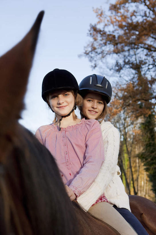 西方人,儿童,两个人,家庭,坐,抱,笑,微笑,竖图,室外,白天,正面,纯洁,植物,马,野生动物,帽子,欧洲,欧洲人,握,服装,头盔,云,云朵,拿,云彩,拿着,注视,休闲装,一匹,树,树木,小孩,衣服,蓝色,绿色,白云,蓝天,天空,自然,动物,安全帽,天,观察,看,休闲,温暖,温馨,一家人,休闲服,可爱,童年,童趣,握着,运输,服饰,牲畜,生长,晴朗,成长,抱着,观看,和睦,察看,搂着,关注,童真,烂漫,无邪,天真,女孩,女人,女性,白种人,晴空,搂,搂抱,坐着,半身,彩图,融洽,女生