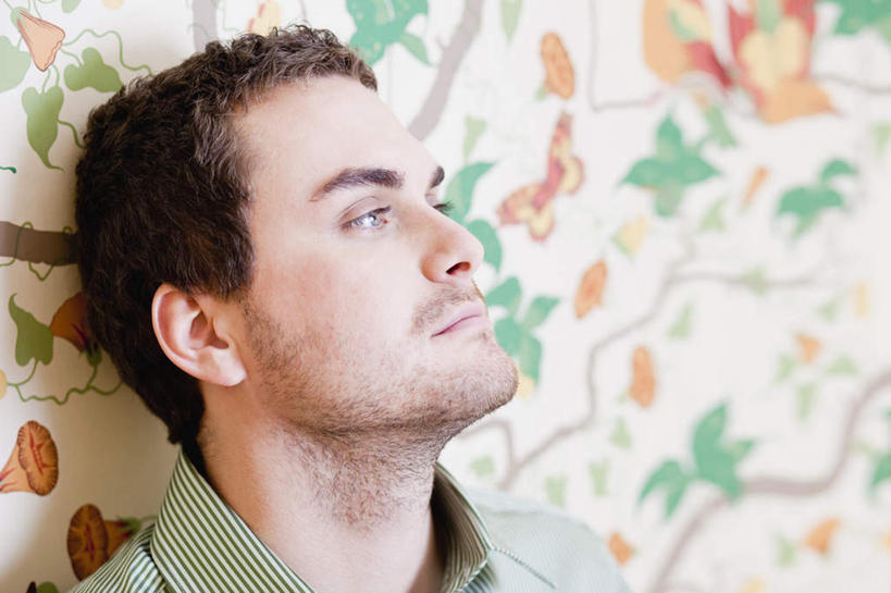 西方人,脸,头,脸颊,一个人,横图,室内,特写,白天,正面,壁纸,欧洲,欧洲人,仅一个男性,仅一个人,服装,墙,棕色,注视,休闲装,肩膀,墙壁,墙面,仅一个年轻男性,衣服,观察,看,靠,靠着,休闲,休闲服,服饰,观看,察看,关注,男人,男性,年轻男性,白种人,头部,直发,脸部,脸蛋,面部,墙纸,半身,彩图,短发