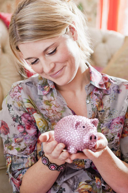 西方人,一个人,笑,微笑,竖图,室内,白天,正面,壁纸,沙发,欧洲,欧洲人,仅一个年轻女性,仅一个女性,仅一个人,握,服装,墙,拿,拿着,注视,休闲装,墙壁,墙面,衣服,容器,观察,看,休闲,休闲服,储蓄罐,器皿,储蓄,存钱,握着,金融,理财,服饰,经济,观看,察看,资金,存钱罐,关注,存款,流通,贸易,贮钱罐,储钱罐,扑满,年轻女性,女人,女性,白种人,墙纸,半身,彩图,皮沙发