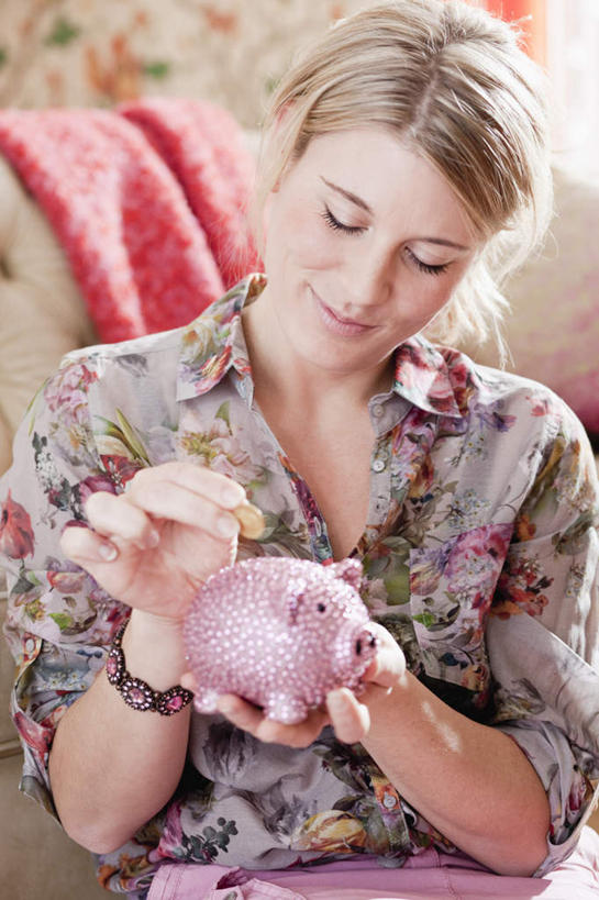 西方人,一个人,竖图,室内,白天,正面,钱,壁纸,沙发,欧洲,欧洲人,仅一个年轻女性,仅一个女性,仅一个人,握,服装,钱币,墙,拿,拿着,注视,休闲装,墙壁,墙面,衣服,容器,观察,看,休闲,休闲服,储蓄罐,器皿,储蓄,存钱,握着,金融,理财,服饰,经济,观看,察看,资金,存钱罐,关注,存款,流通,贸易,布艺沙发,贮钱罐,储钱罐,扑满,货币,现金,硬币,年轻女性,女人,女性,白种人,墙纸,半身,彩图