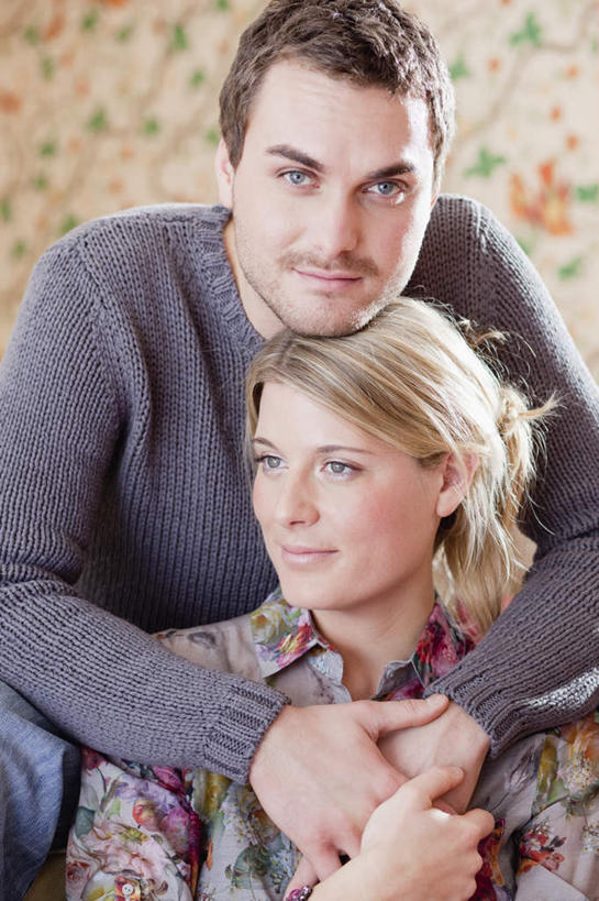 西方人,两个人,家庭,夫妻,坐,抱,笑,微笑,竖图,室内,白天,正面,爱情,壁纸,欧洲,欧洲人,服装,墙,浪漫,注视,休闲装,墙壁,墙面,衣服,观察,看,休闲,温暖,温馨,一家人,休闲服,恩爱,恋人,服饰,抱着,观看,和睦,察看,搂着,关注,男人,男性,年轻男性,年轻女性,女人,女性,白种人,年轻人,夫妇,情侣,墙纸,搂,搂抱,坐着,半身,彩图,伴侣,融洽