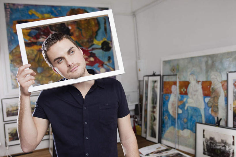 西方人,一个人,站,横图,室内,白天,正面,绘画,欧洲,欧洲人,仅一个男性,仅一个人,握,服装,艺术,装饰,墙,拿,拿着,注视,休闲装,文化,壁画,墙壁,墙面,画框,仅一个年轻男性,衣服,观察,看,站着,休闲,休闲服,握着,服饰,观看,华丽,修饰,点缀,察看,关注,挂画,衬托,美观,雅致,雅观,男人,男性,年轻男性,白种人,画画,站立,半身,彩图