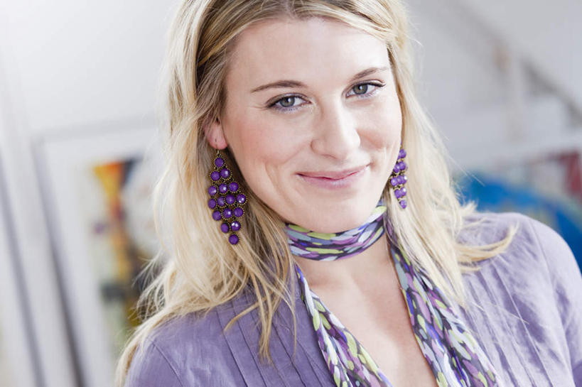 西方人,脸,头,脸颊,一个人,笑,微笑,横图,室内,特写,白天,正面,绘画,欧洲,欧洲人,仅一个年轻女性,仅一个女性,仅一个人,服装,朦胧,模糊,艺术,装饰,墙,注视,休闲装,文化,肩膀,壁画,墙壁,墙面,衣服,围巾,观察,看,休闲,温暖,休闲服,金色,服饰,围脖,观看,保暖,华丽,修饰,点缀,察看,御寒,关注,衬托,美观,雅致,雅观,年轻女性,女人,女性,白种人,头部,长发,直发,脸部,脸蛋,面部,画画,半身,彩图