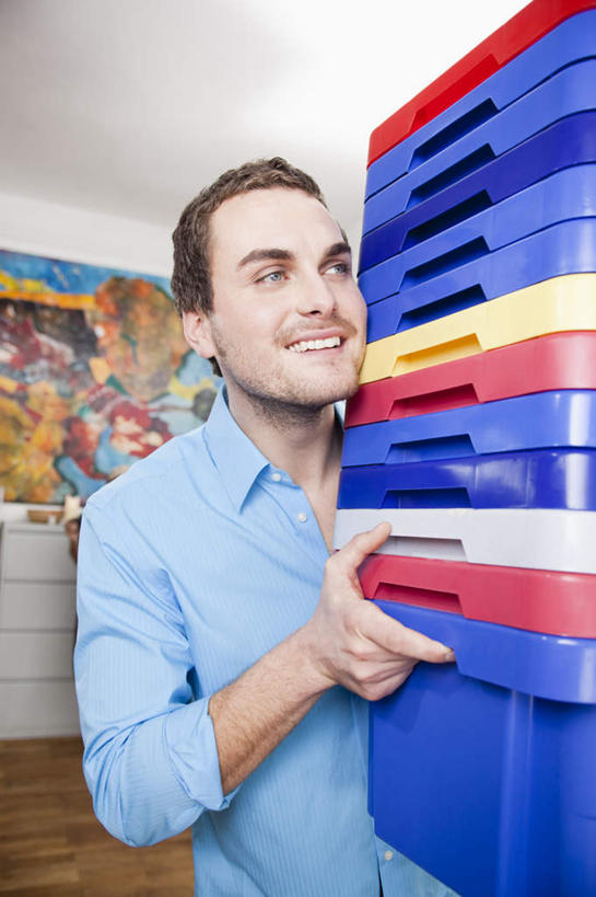 西方人,一个人,站,捧,笑,微笑,露齿笑,竖图,室内,白天,正面,绘画,地板,天花板,欧洲,欧洲人,仅一个男性,仅一个人,一堆,许多,握,堆叠,堆积,服装,艺术,装饰,篮子,墙,地面,很多,拿,拿着,注视,休闲装,文化,木地板,壁画,墙壁,墙面,仅一个年轻男性,衣服,观察,看,站着,休闲,休闲服,握着,服饰,观看,堆,华丽,修饰,点缀,察看,关注,衬托,美观,雅致,雅观,男人,男性,年轻男性,白种人,端,端着,画画,捧着,手捧,站立,半身,彩图