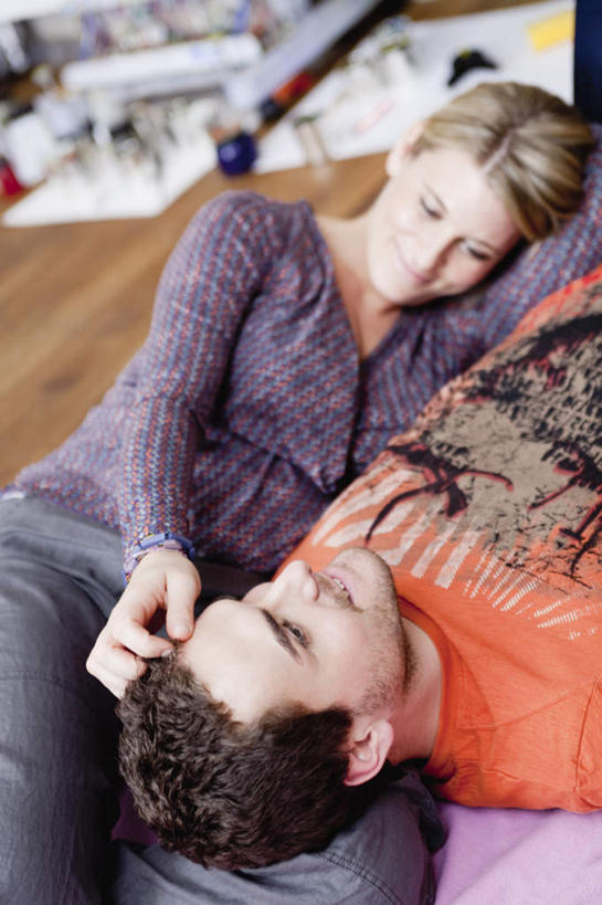 西方人,两个人,家庭,夫妻,躺,笑,摸,微笑,竖图,俯视,室内,白天,爱情,地板,欧洲,欧洲人,抚摸,服装,朦胧,模糊,地面,浪漫,注视,休闲装,木地板,衣服,观察,看,休闲,温暖,温馨,一家人,休闲服,恩爱,恋人,服饰,观看,和睦,察看,关注,卧着,男人,男性,年轻男性,年轻女性,女人,女性,白种人,年轻人,夫妇,情侣,触摸,接触,躺着,卧,半身,彩图,高角度拍摄,伴侣,融洽