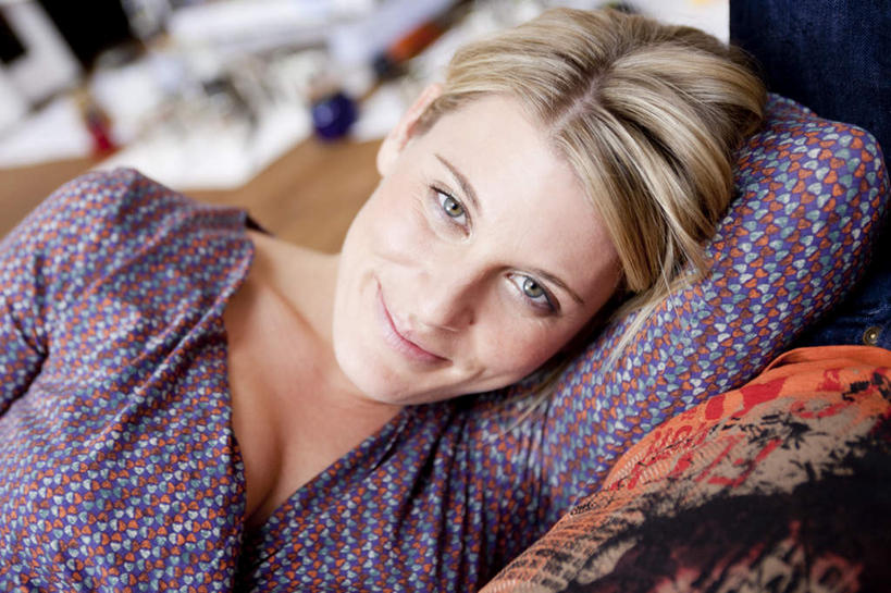 西方人,脸,头,脸颊,胸,两个人,家庭,夫妻,躺,笑,微笑,横图,室内,特写,白天,正面,爱情,地板,欧洲,欧洲人,服装,朦胧,模糊,地面,浪漫,注视,休闲装,肩膀,木地板,衣服,观察,看,休闲,温暖,温馨,一家人,休闲服,金色,恩爱,恋人,服饰,观看,和睦,察看,关注,卧着,男人,男性,年轻男性,年轻女性,女人,女性,白种人,年轻人,头部,胸部,长发,直发,脸部,脸蛋,面部,夫妇,情侣,躺着,卧,半身,彩图,伴侣,融洽