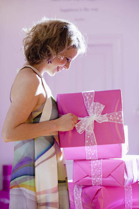 西方人,一个人,站,笑,微笑,露齿笑,竖图,室内,白天,侧面,裙子,礼盒,礼物,欧洲,欧洲人,仅一个年轻女性,仅一个女性,仅一个人,一堆,许多,握,堆叠,堆积,连衣裙,丝绸,丝带,纸盒,墙,缎带,很多,拿,拿着,注视,墙壁,墙面,绸带,盒子,包装盒,礼品盒,观察,看,站着,握着,礼品,观看,堆,察看,关注,年轻女性,女人,女性,白种人,站立,半身,彩图